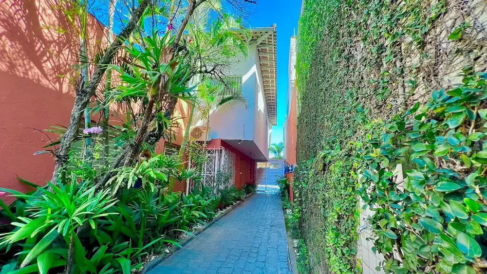 Corredor com jardim na entrada da unidade Pio XI