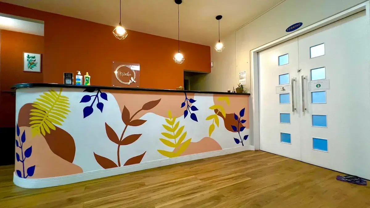 Recepção da unidade Pio XI, com o mural de folhas pintado no balcão